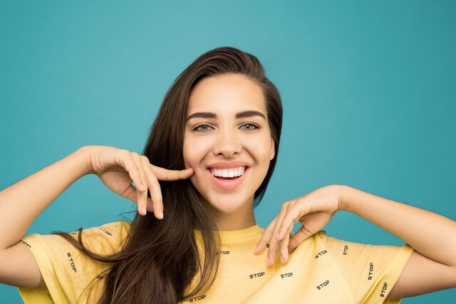 conoce los tratamientos de blanqueamiento dental en casa
