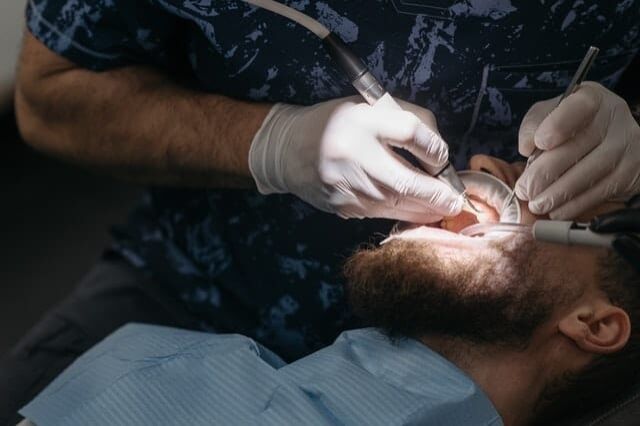 como es la limpieza dental con ultrasonido