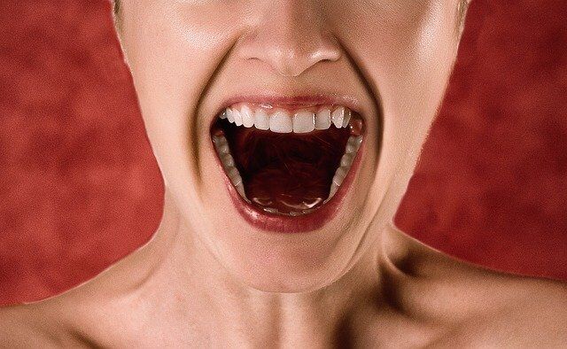 causas de los dientes oscuros