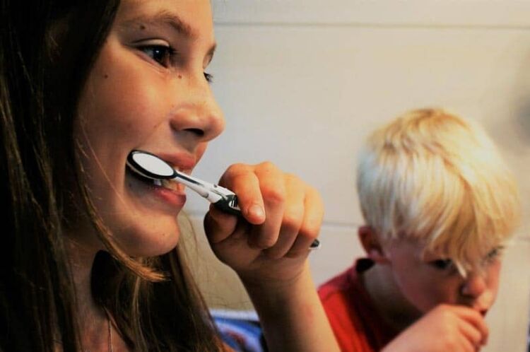 como cepillarse los dientes correctamente