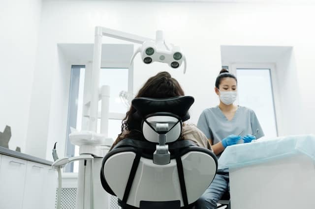 como puede ayudarte tu dentista a dejar de roncar